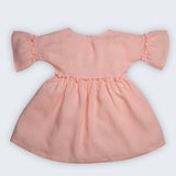 Vestido Pietra em puro linho rosa claro, com mangas e saia com babado, visto de costas.