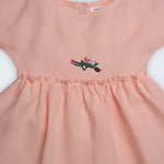 Vestido Pietra em puro linho rosa claro, visto de frente em detalhe.