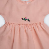 Vestido Pietra em puro linho rosa claro, visto de frente em detalhe.