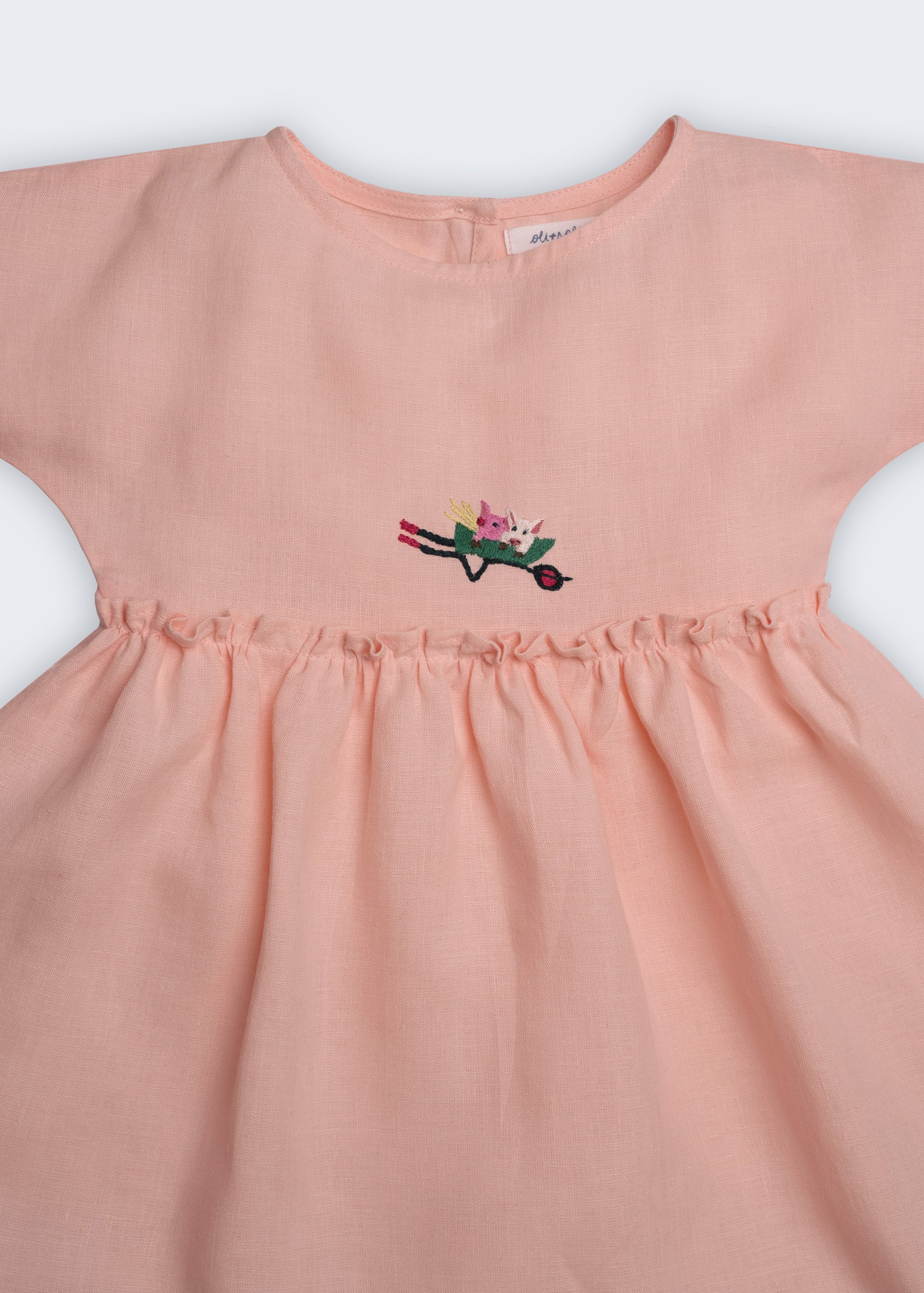 Vestido Pietra em puro linho rosa claro, visto de frente em detalhe.