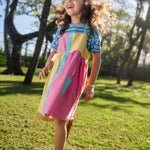 Menina sorrindo ao usar vestido infantil em viscose Ecovero™, modelagem leve e confortável.